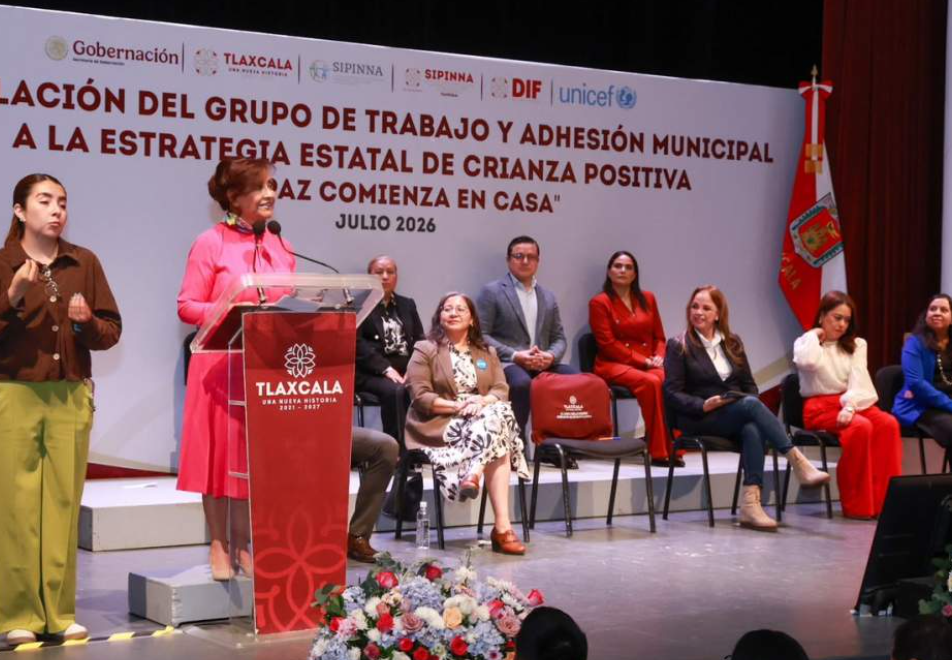 Gobernadora Lorena Cuéllar durante la presentación de la política de crianza positiva en Tlaxcala.