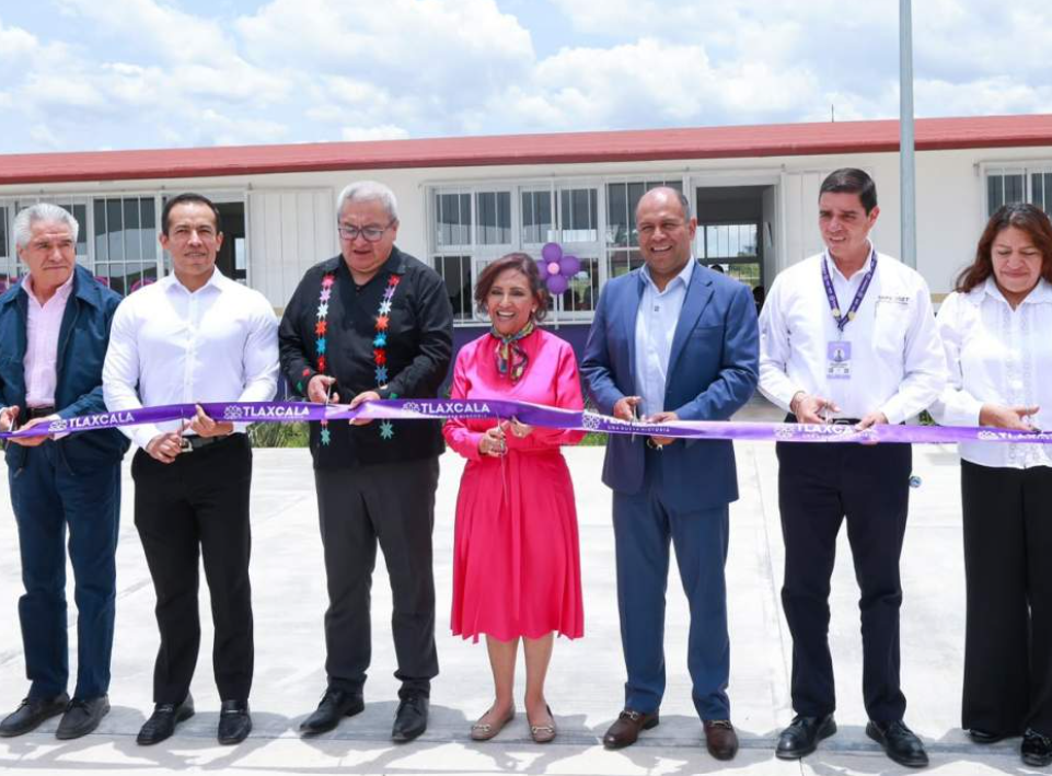 Estudiantes y autoridades durante la inauguración del nuevo plantel Cebes en Tepeyanco.