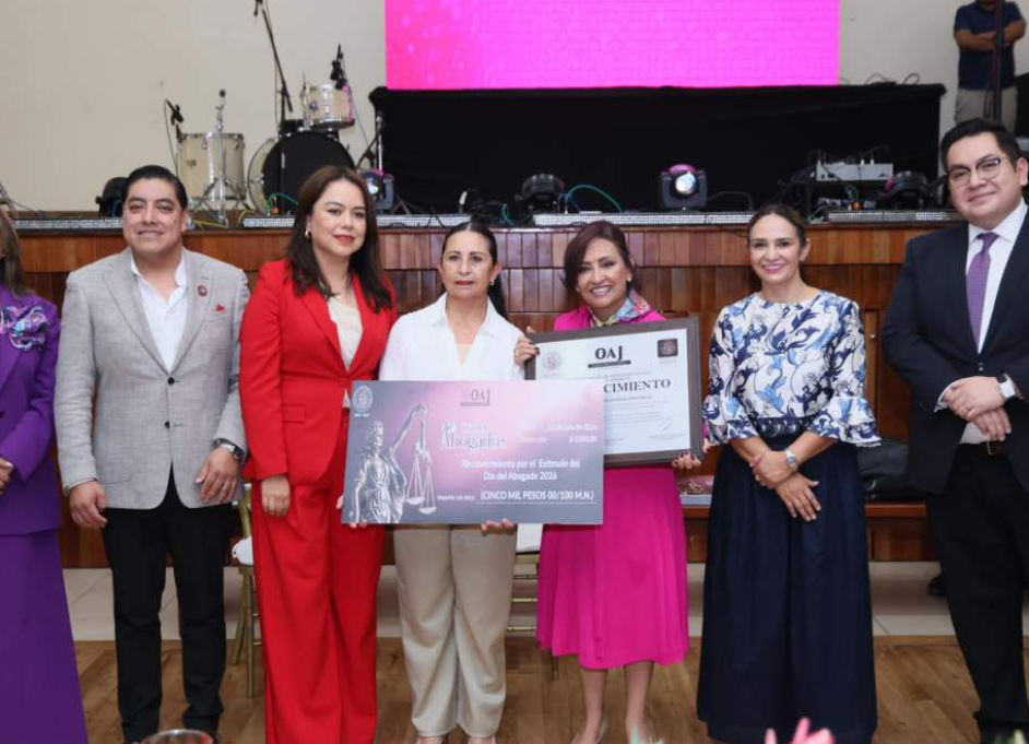 Lorena Cuéllar durante ceremonia del Día del Abogado en Tlaxcala