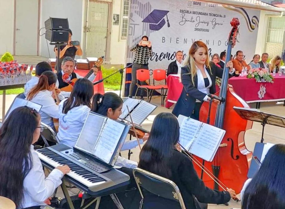Concierto del ensamble Yoloxóchitl en una escuela de Tlaxcala