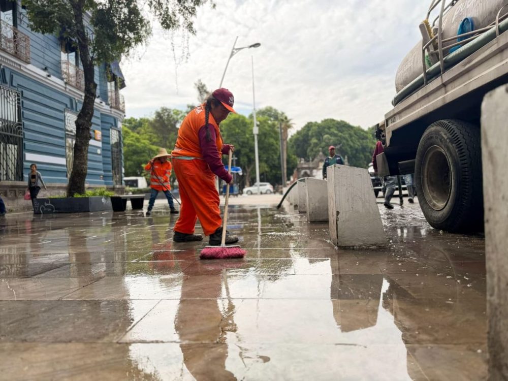 Ayuntamiento realiza operativo de limpieza en la avenida Juárez tras festejos por triunfo de México