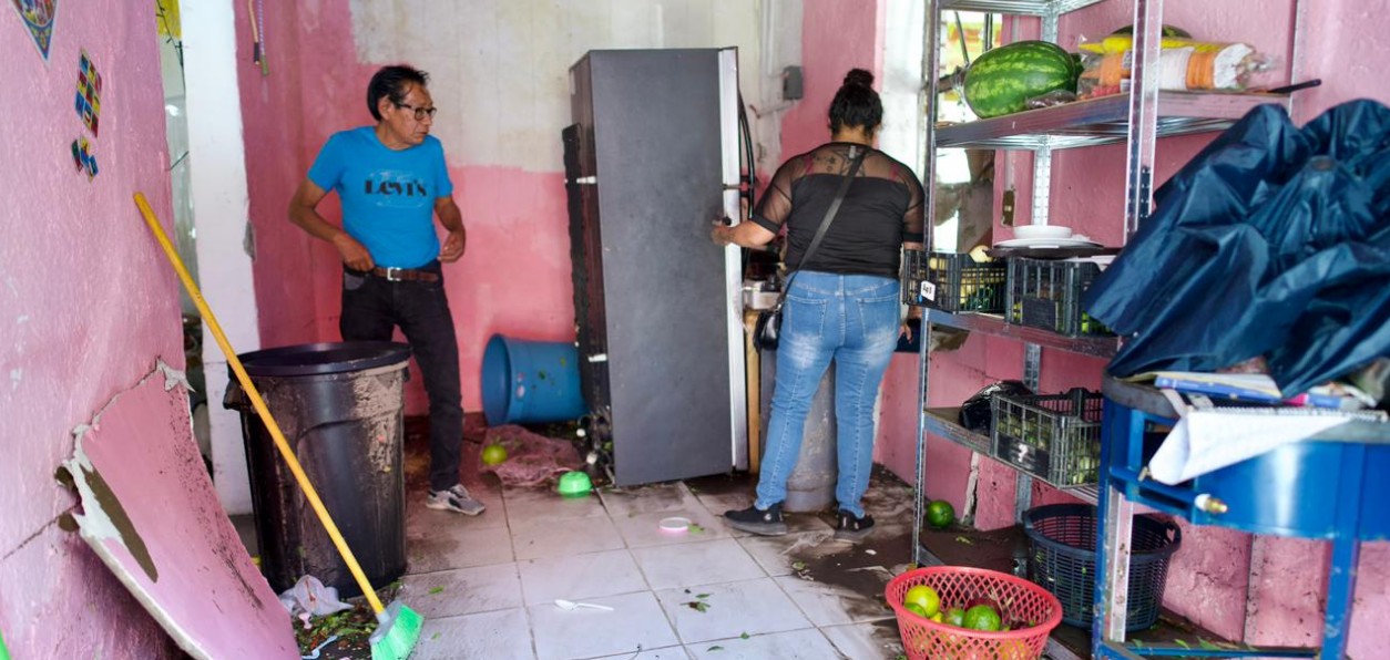 Brigadas realizan labores de limpieza en comercios afectados del Centro Histórico de Puebla.