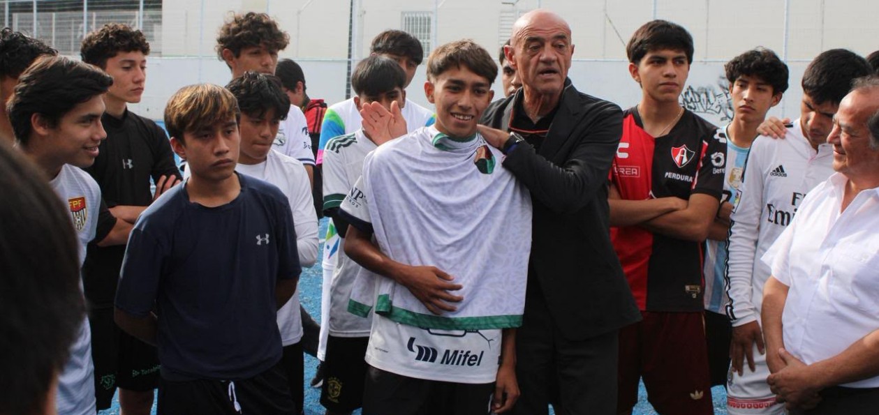 El Chelís entrega playeras a jóvenes futbolistas seleccionados.