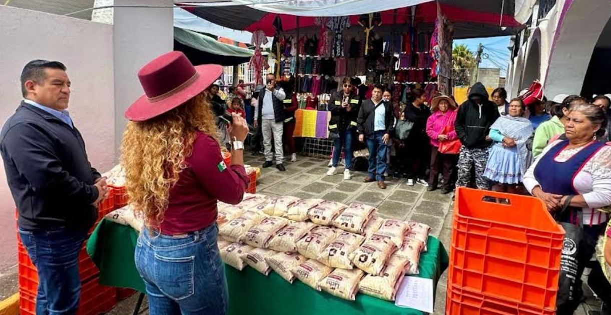 Paola Ruiz García supervisa un punto de Leche para el Bienestar en Puebla.