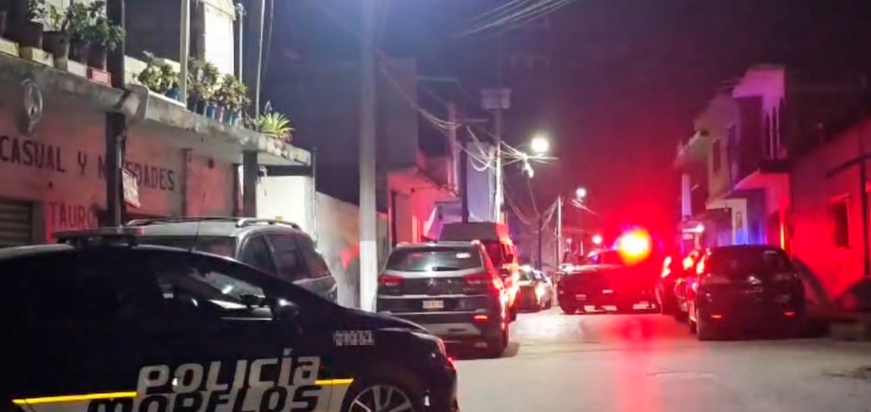 Patrullas y cuerpos de emergencia resguardan una cancha comunitaria tras un ataque armado en Yautepec.