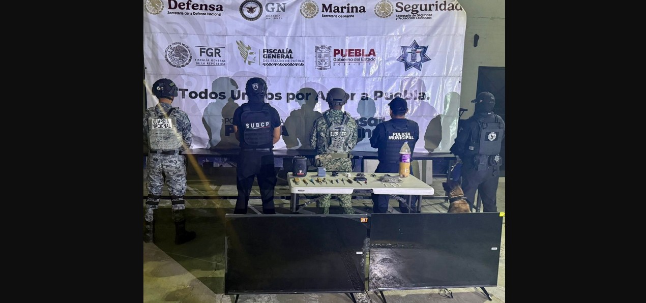 Objetos asegurados durante un operativo de revisión en el penal regional de Tehuacán.