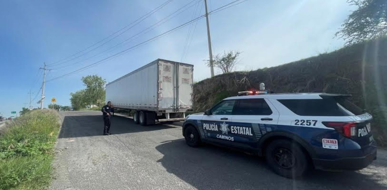 Policías estatales resguardan un contenedor recuperado en el Periférico Ecológico.