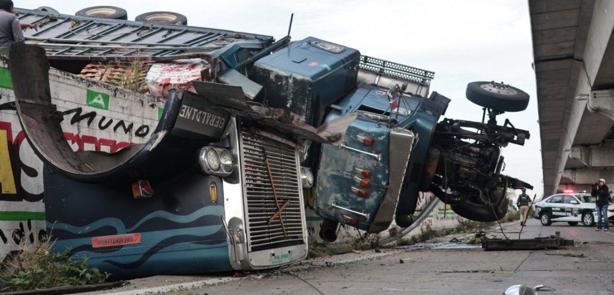 Tráiler volcado junto a la autopista México-Puebla.