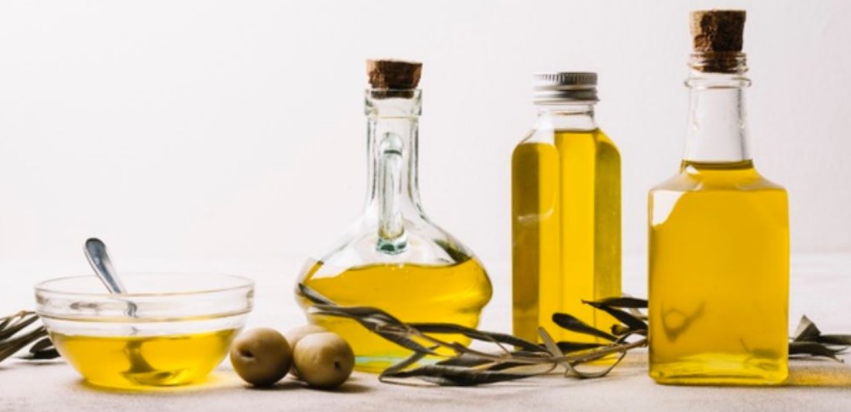 Aceite de cocina junto a una representación del hígado humano.