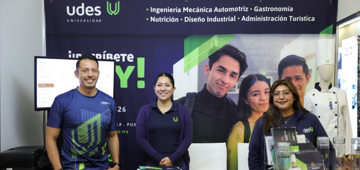 Estudiantes recorren módulos de universidades en el Centro Expositor de Puebla.