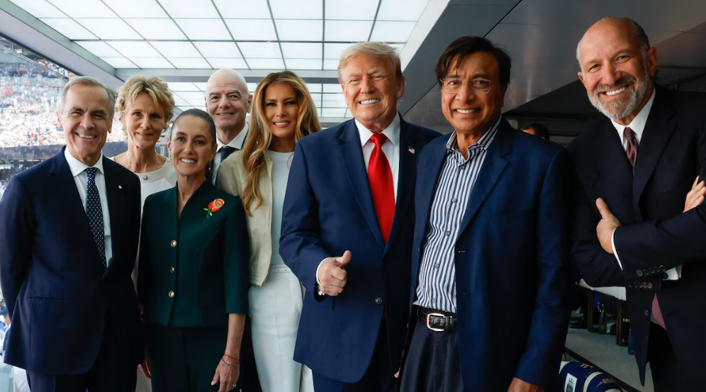 Claudia Sheinbaum junto a Donald Trump y Mark Carney durante la final del Mundial 2026.
