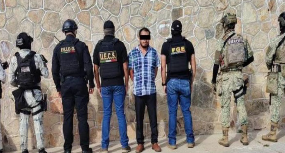 Elementos de seguridad trasladan al dirigente del CIPOG-EZ detenido en Guerrero.