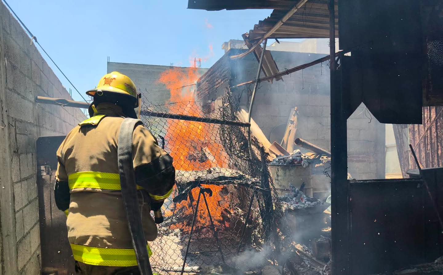 Atienden cuerpos de emergencia incendio ocasionado por fuga de gas en Acatepec