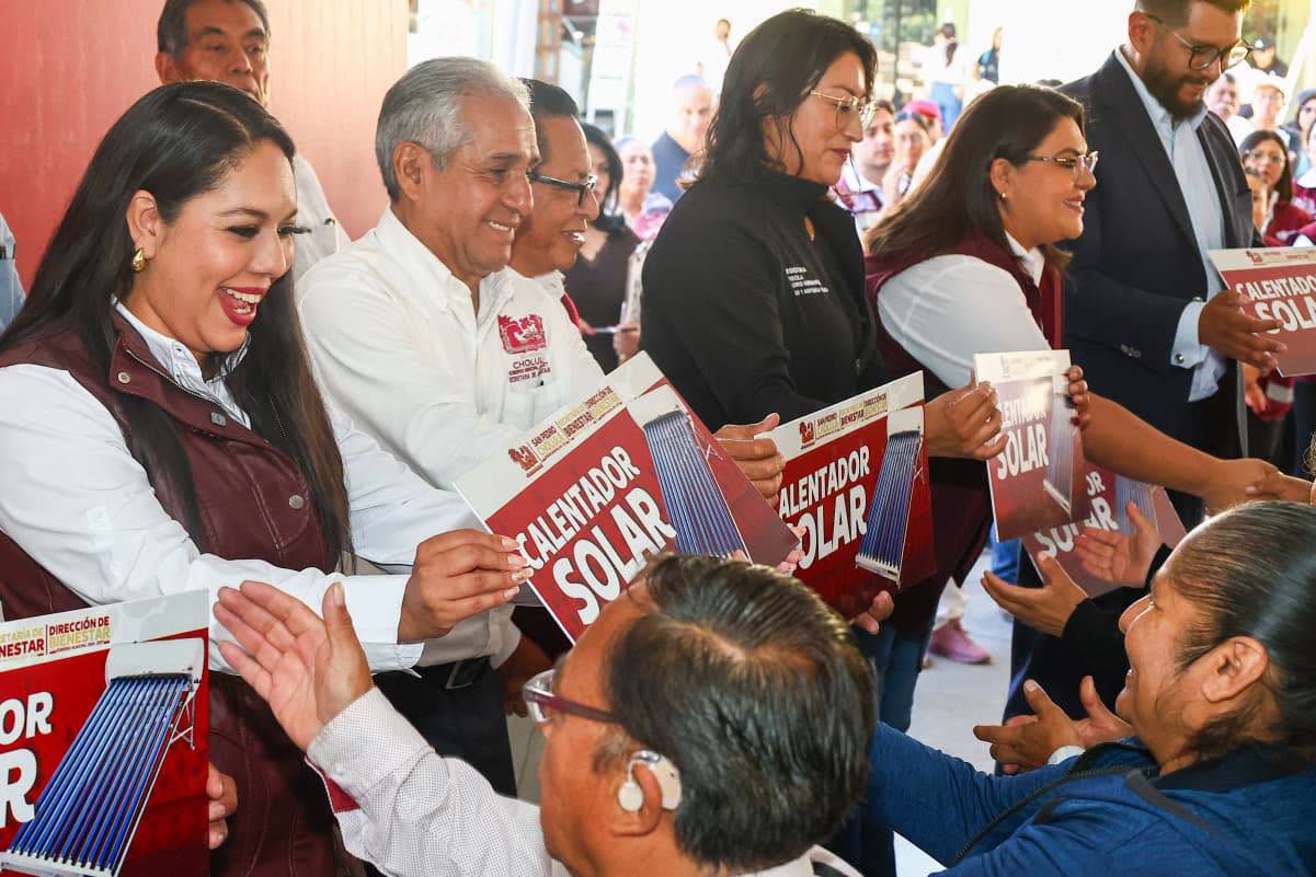Más de 2 mil familias de San Pedro Cholula reciben calentadores solares para mejorar su economía y calidad de vida