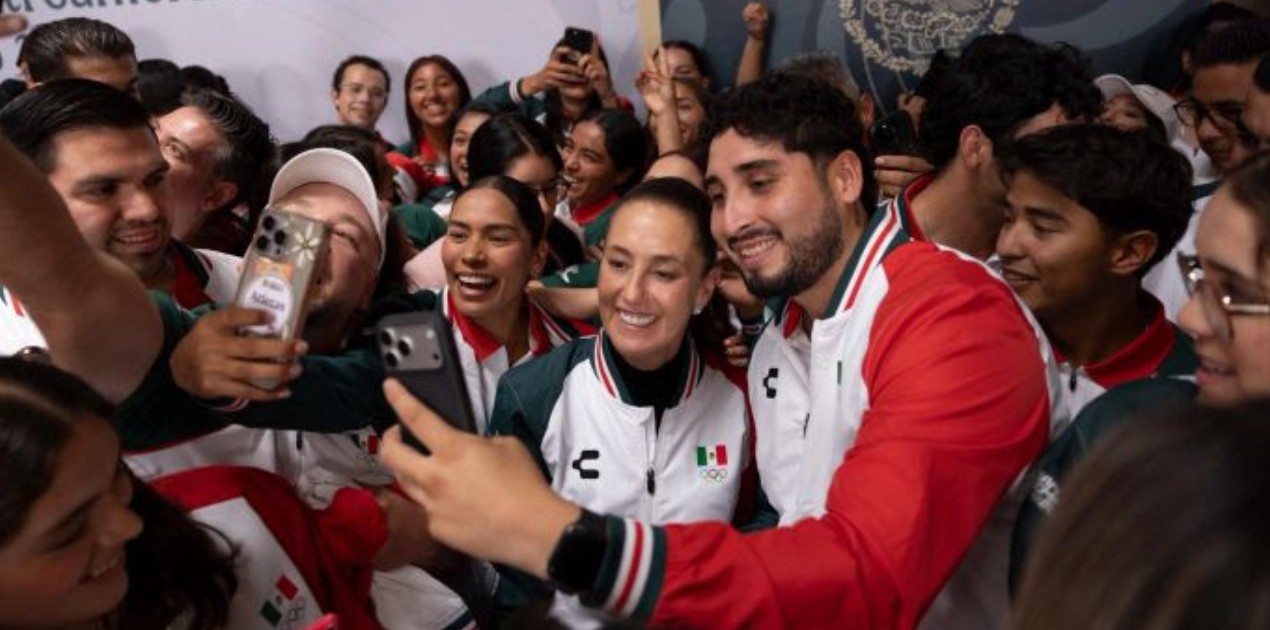 Presidenta Claudia Sheinbaum entrega la Bandera Nacional a atletas mexicanos.