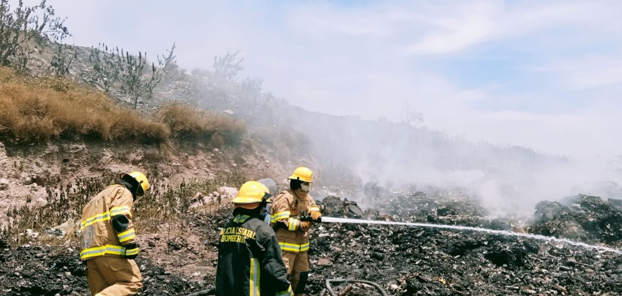 Bomberos y Protección Civil combaten incendio en relleno sanitario de Acatlán de Osorio.