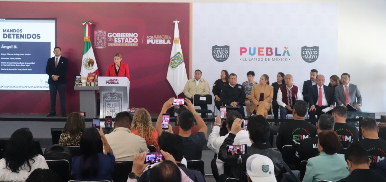 Funcionarios durante conferencia del Gobierno de Puebla sobre transparencia y contrataciones.