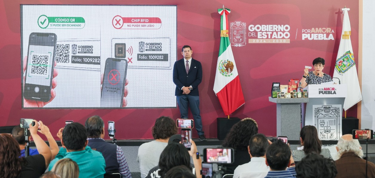 Motociclista recibe un distintivo electrónico en un módulo de la SMT en Puebla.