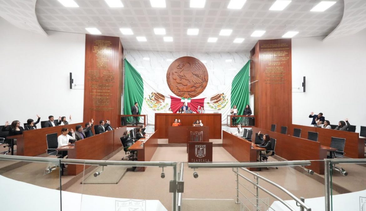 Diputados del Congreso de Tlaxcala durante una sesión legislativa