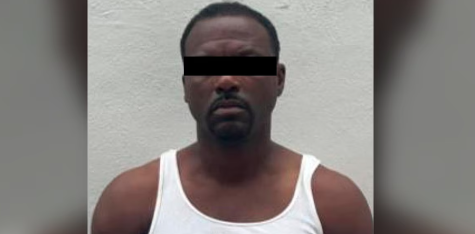 Agentes durante la detención de Janero Van N en Mazatlán.