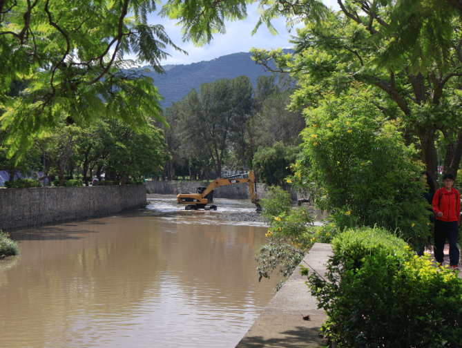 Organizaciones civiles protestan por contaminación del río Atoyac.