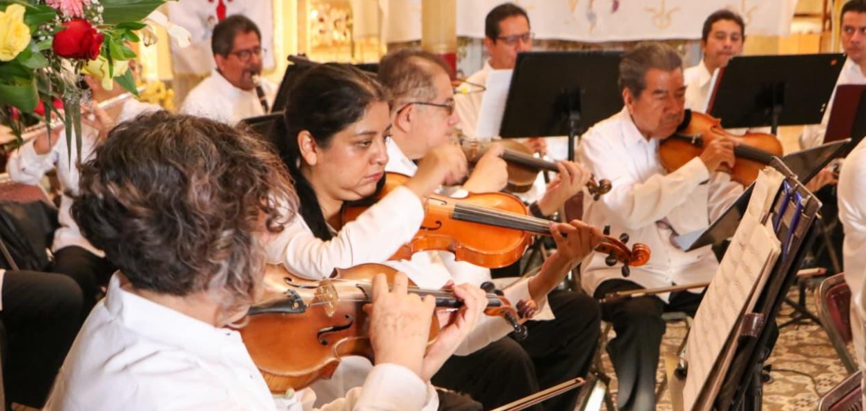 Orquesta Típica del Estado de Puebla durante un concierto.