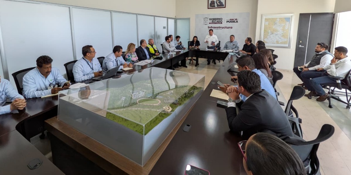 Trabajadores revisan vialidades antes de obras de pavimentación en Puebla.