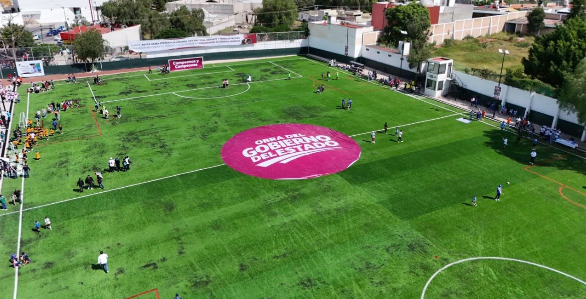 Parque rehabilitado con espacios deportivos en Puebla.