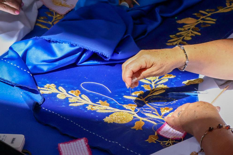 Bordadoras elaboran el vestido de la Virgen de la Caridad en Huamantla.