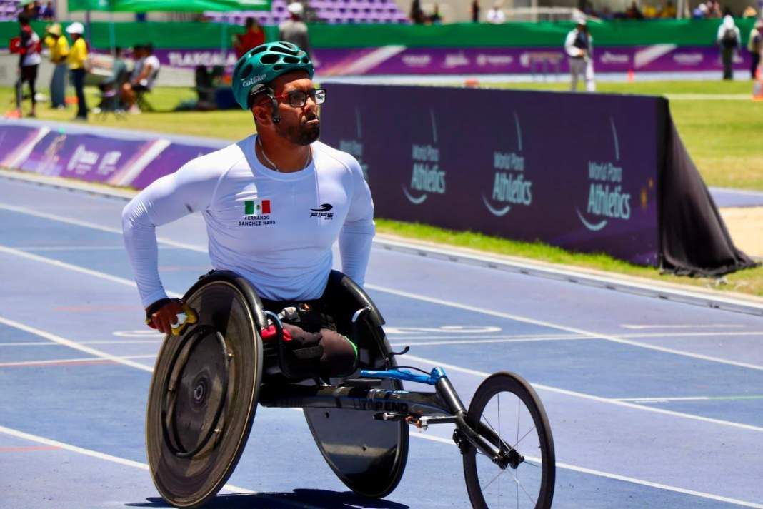Fernando Sánchez Nava celebra su medalla de oro en Tlaxcala.