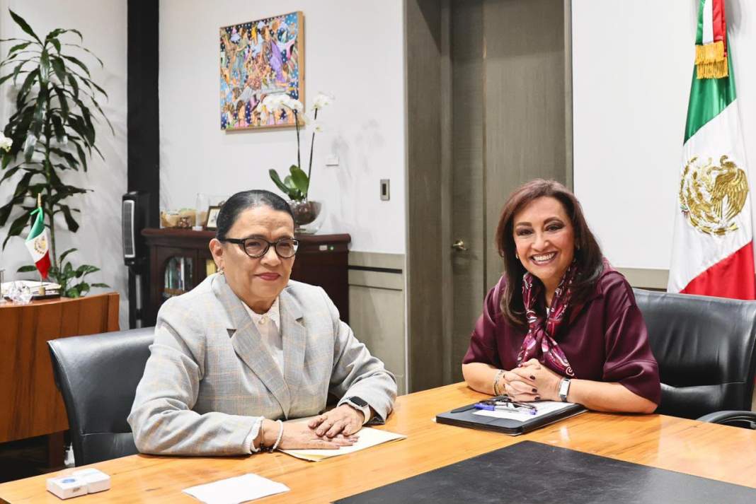 Lorena Cuéllar y Rosa Icela Rodríguez durante reunión de trabajo.