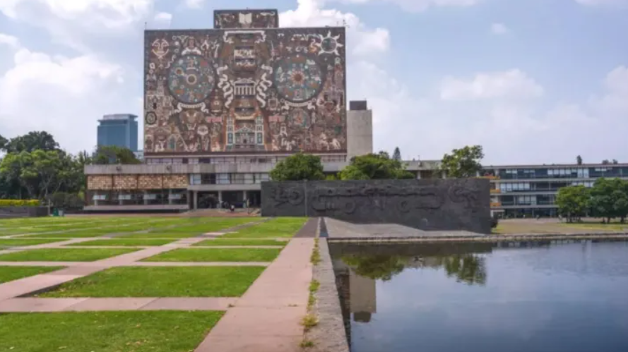 Estudiantes consultan resultados del examen de la UNAM.