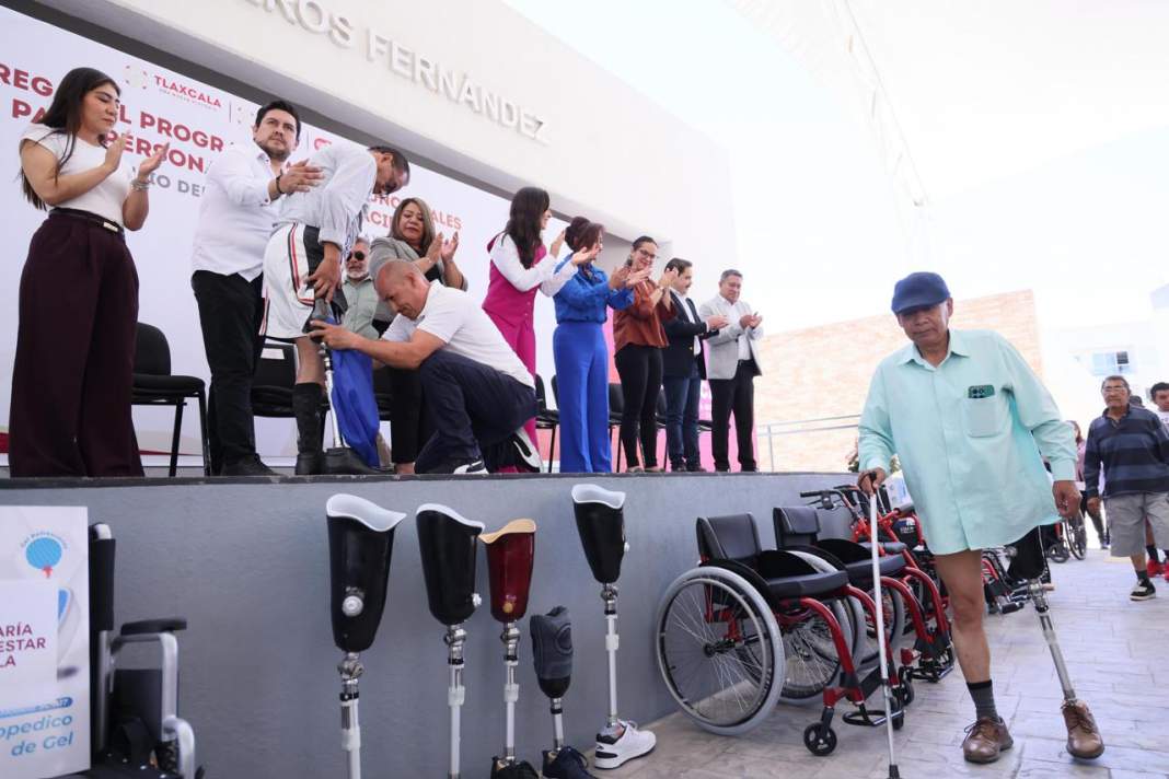 Entrega de apoyos funcionales a personas con discapacidad en Tlaxcala.