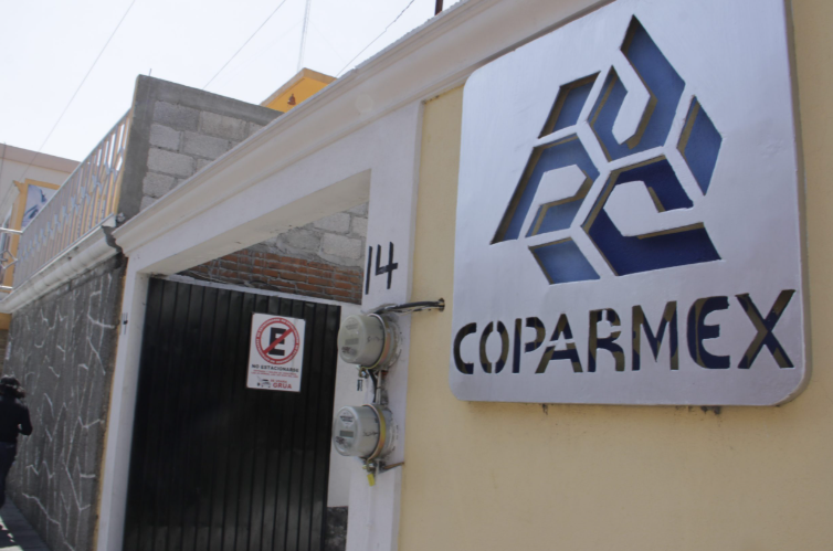 Camión de carga circulando por una carretera federal en Tlaxcala.