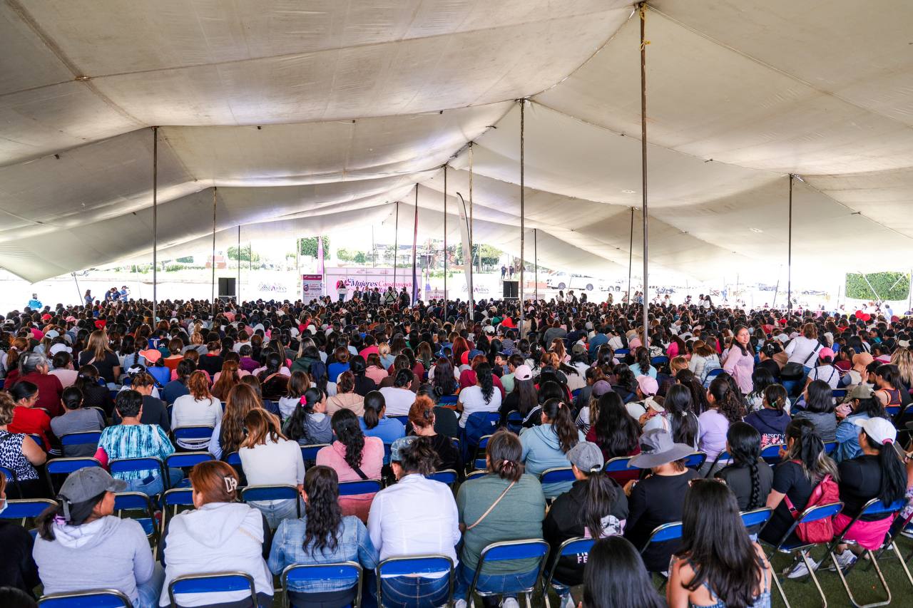 Guadalupe Cuautle entrega apoyos económicos a más de mil 400 mujeres