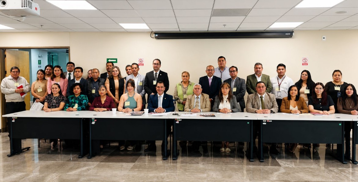 Personal de la Fiscalía de Puebla participa en un conversatorio sobre justicia para adolescentes.