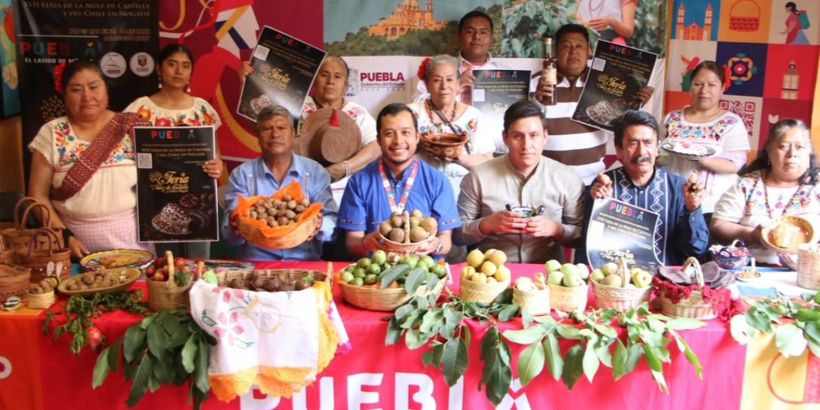 Platillo de chile en nogada y productos regionales en una feria de Puebla.
