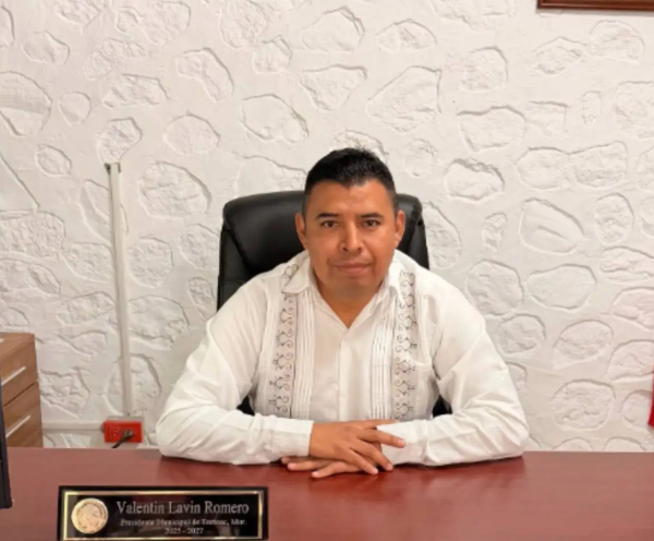 Alcalde de Temoac durante un evento oficial.