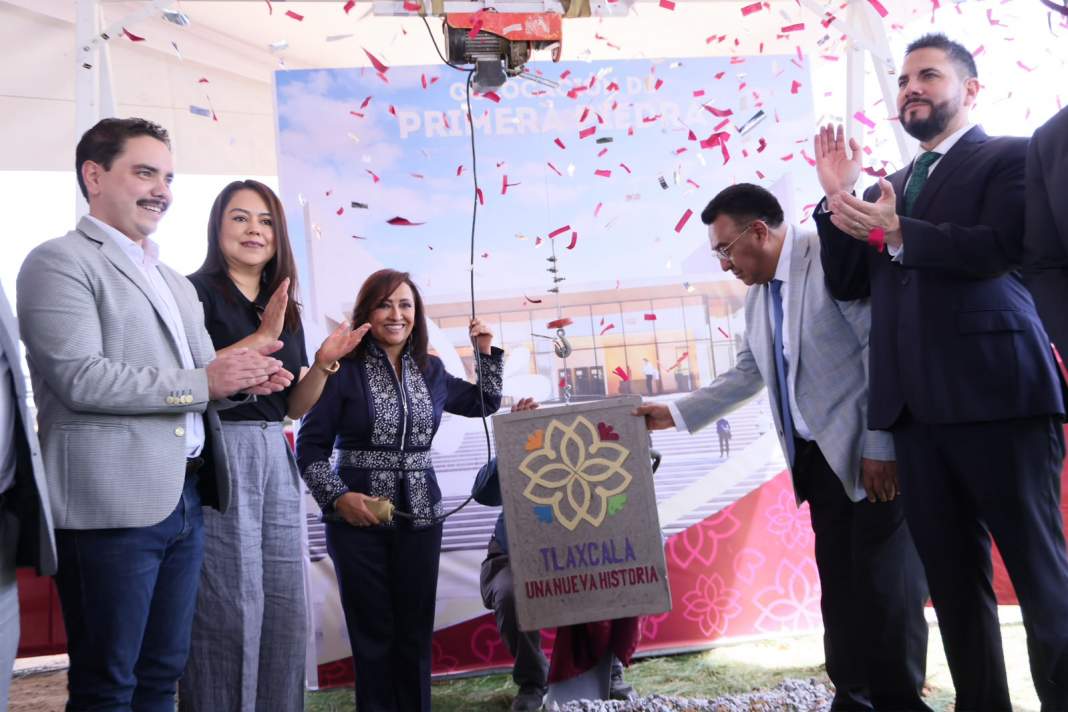 Gobernadora coloca la primera piedra del nuevo edificio de Notarías en Apizaco.