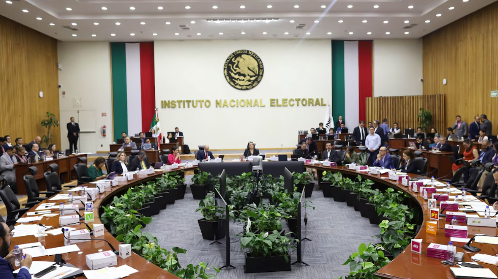 Representantes del INE durante una sesión sobre regulación electoral.