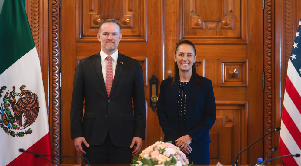 Claudia Sheinbaum conversa con Jamieson Greer en Palacio Nacional.