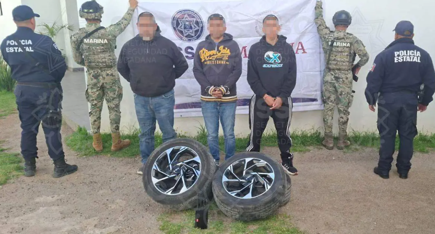 Policías aseguran autopartes y detienen a presuntos responsables.