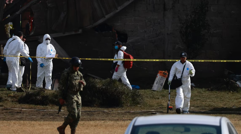 Familiares muestran fichas de búsqueda de adolescentes desaparecidos en Jalisco.