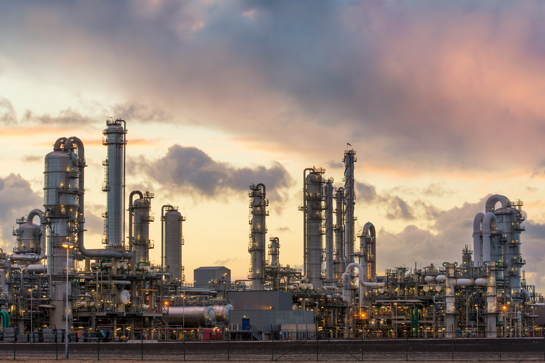 Refinería de Pemex con instalaciones de procesamiento de petróleo.
