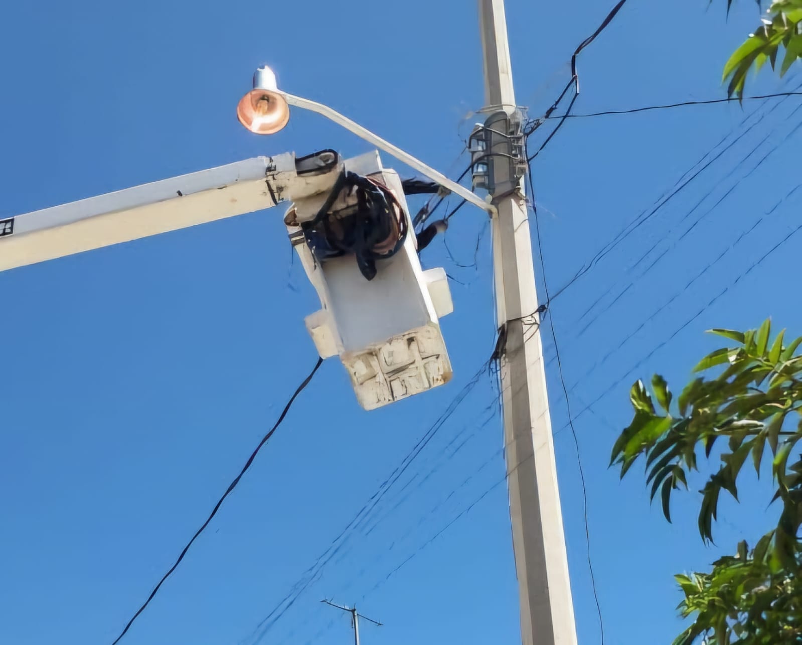 Instruye Tonantzin Fernández fortalecer el mantenimiento del alumbrado público en San Pedro Cholula