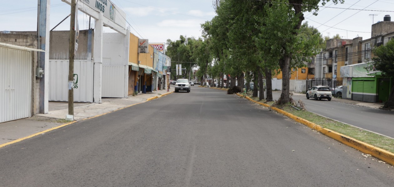 Trabajos de pavimentación en una avenida de la ciudad de Puebla.