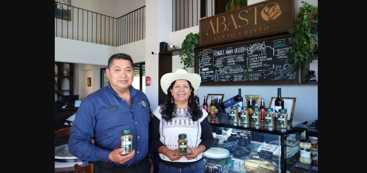 Botellas de mezcal poblano y bolsas de Café Puebla Cinco de Mayo en exhibición.