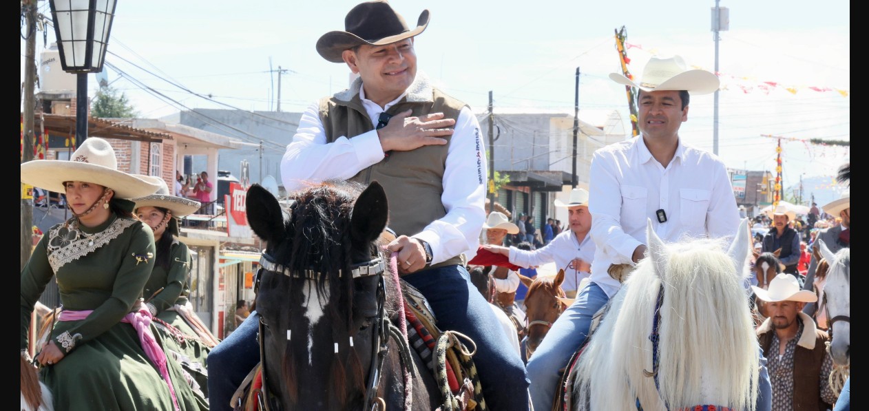 Jinetes recorren las calles de Chignahuapan durante la Cabalgata de Santiago Apóstol.