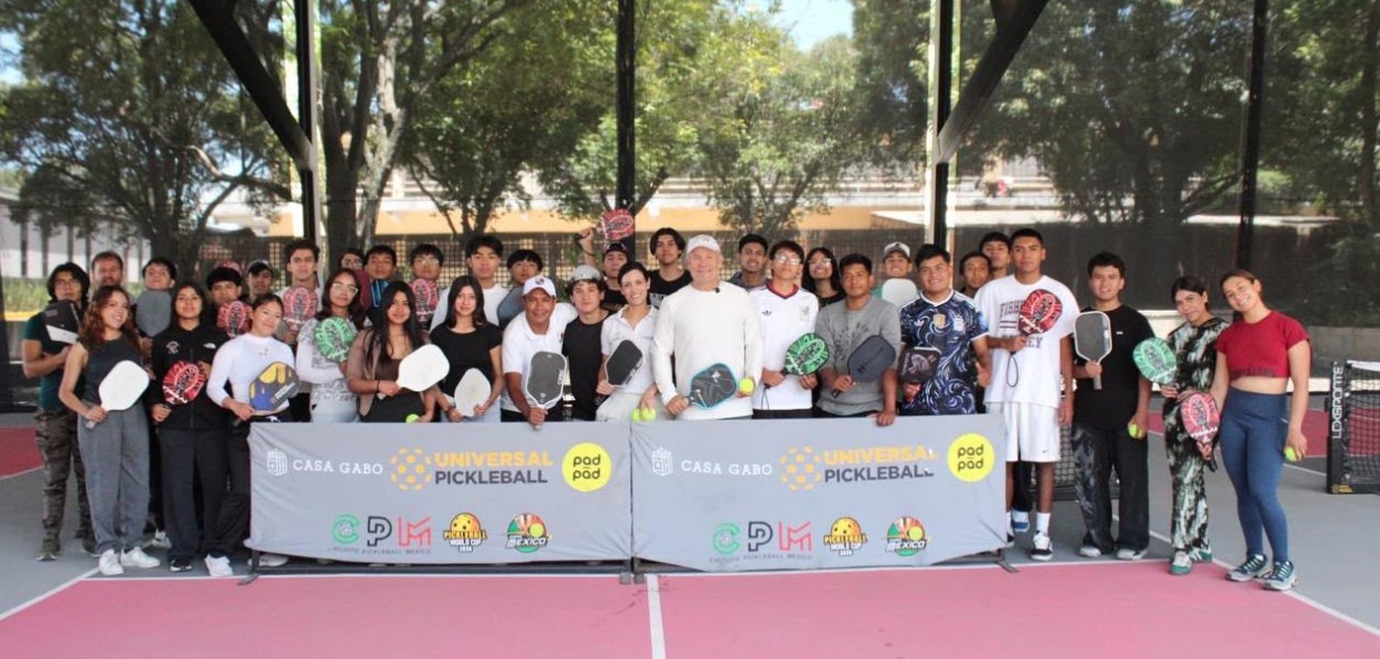 Estudiantes participan en actividades deportivas de la Universidad del Deporte de Puebla.