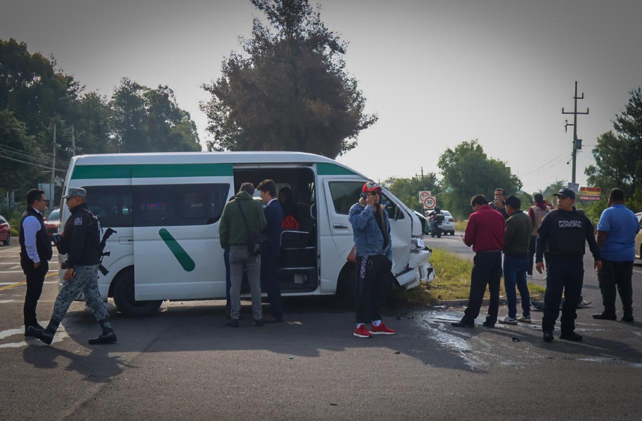Accidente entre camioneta y transporte público en Panotla.